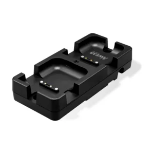 Base di ricarica Newland a 2 alloggi con cavo USB-C per scanner indossabile WD2 (CD50) - vista tre quarti, vuota