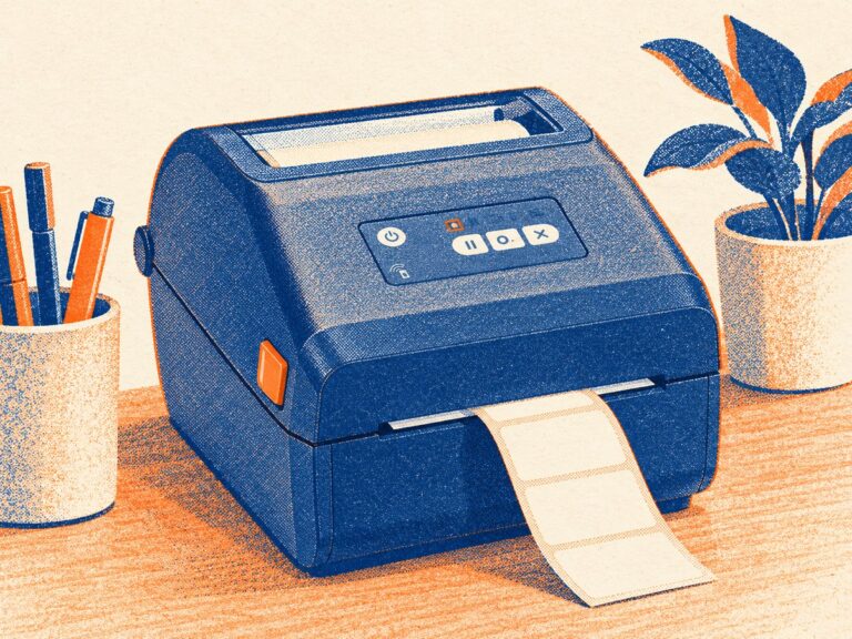 Illustrazione risograph di una Zebra ZD421 chiusa su una scrivania, con una striscia di etichette bianche in uscita