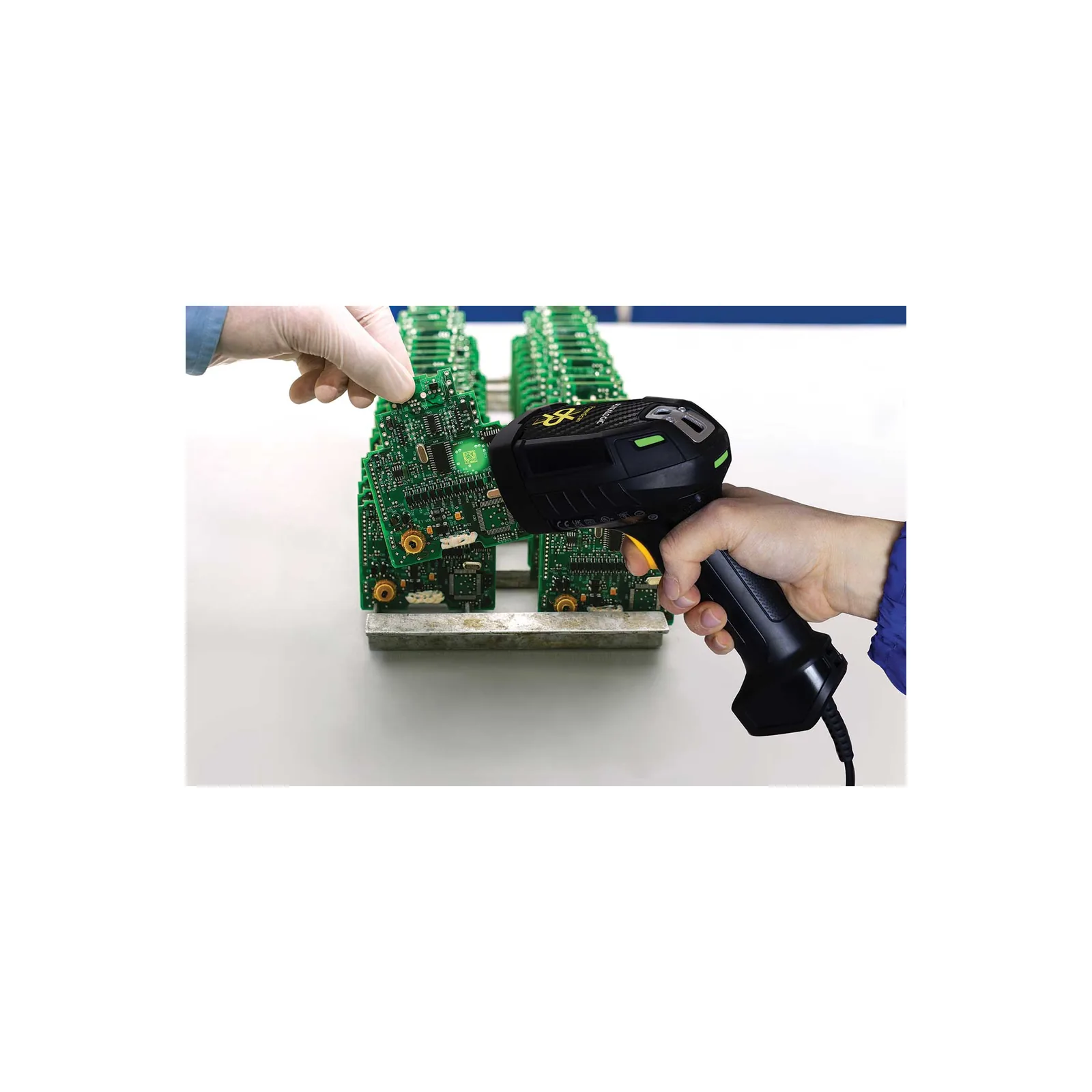 Lettore Datalogic PowerScan PD9630 DPX - vista in uso, lettura di codici DPM su schede elettroniche