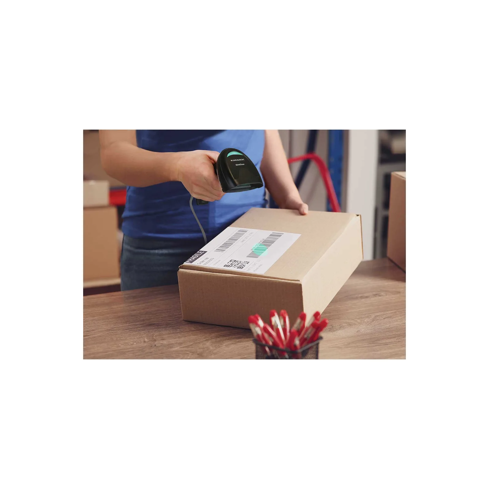 Lettore Datalogic QuickScan QD2200 - vista in uso, lettura di un codice lungo postale