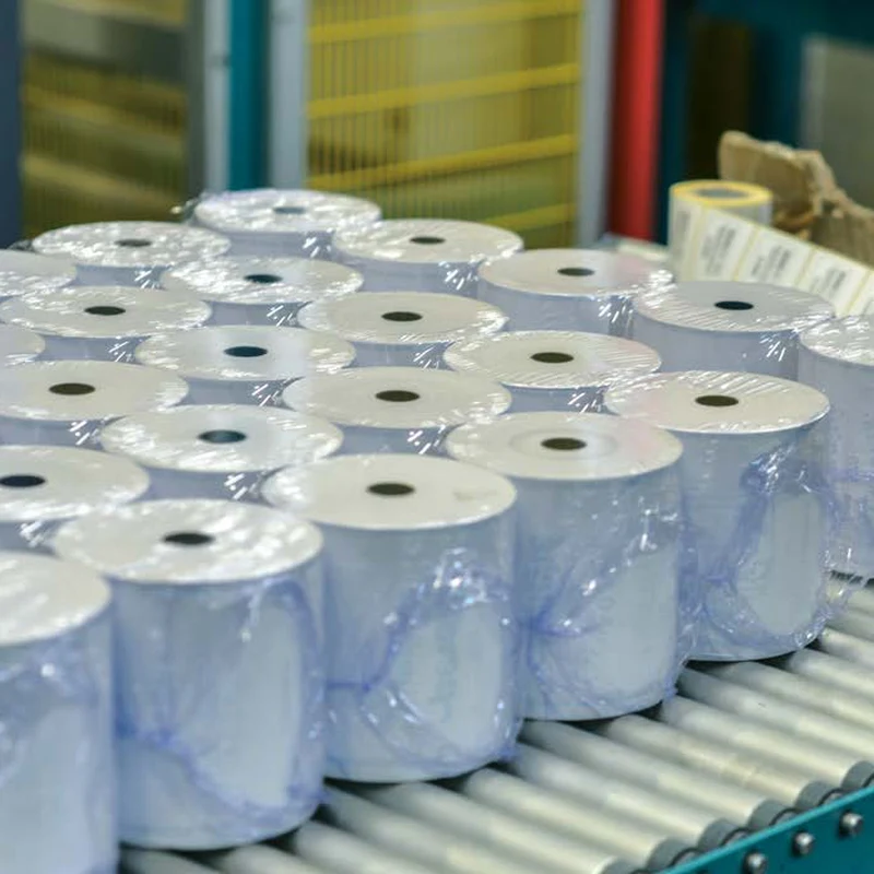 Rotoli di carta termica in produzione, confezionati singolarmente