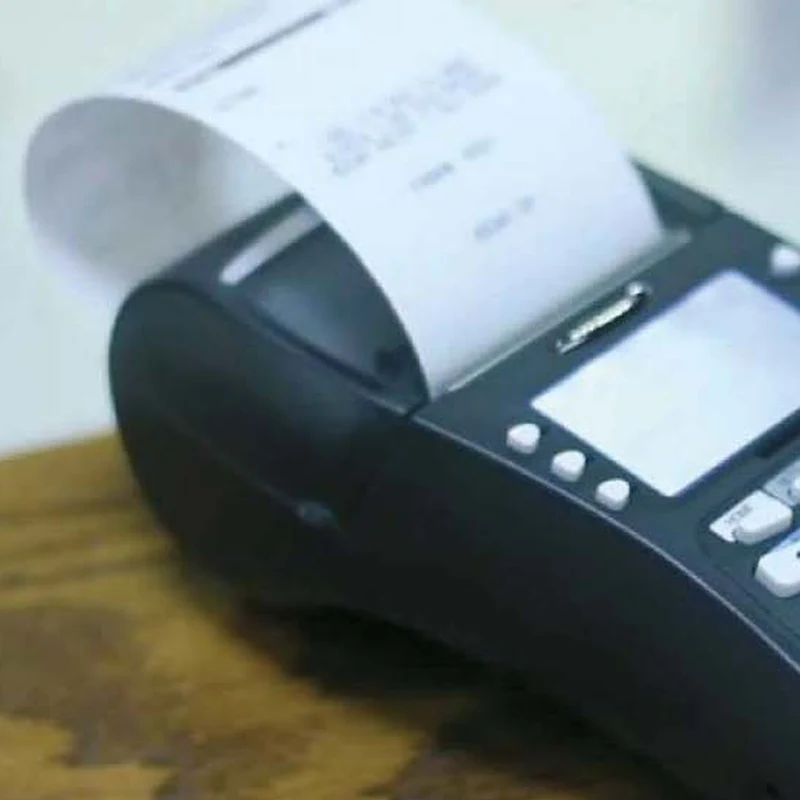 Terminale POS che stampa la ricevuta su rotolo termico